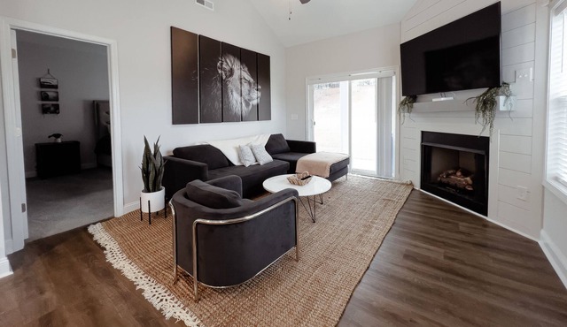 The Lion's Den- a Family & Pet-friendly home w/Massaging Bed, Fireplace & Games,