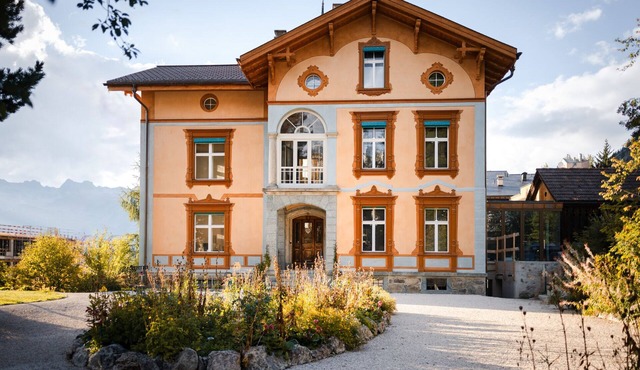 The listed Villa Klainguti is located in the middle of the Upper Engadine villag