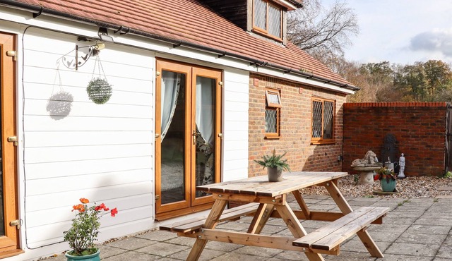 THE LITTLE ABBEY, romantic, character holiday cottage in Broad Oak