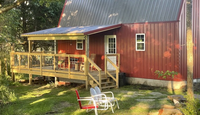 The Little Barn on the Hill.NEW! min. from town. Great back porch view w/Loft