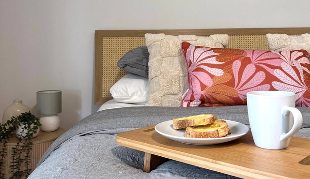 The Little Beach Retreat- 1 street from the Sea