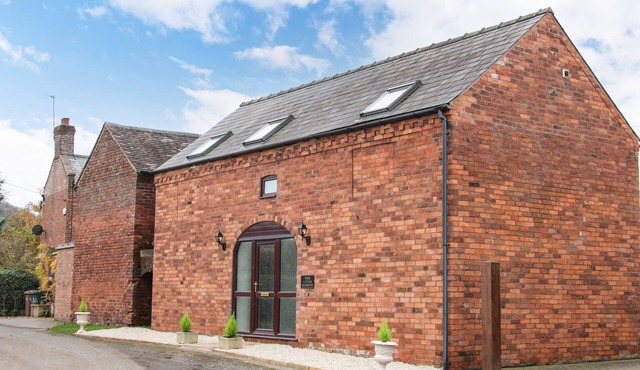 THE LITTLE BEEHIVE, pet friendly, with hot tub in Abberley