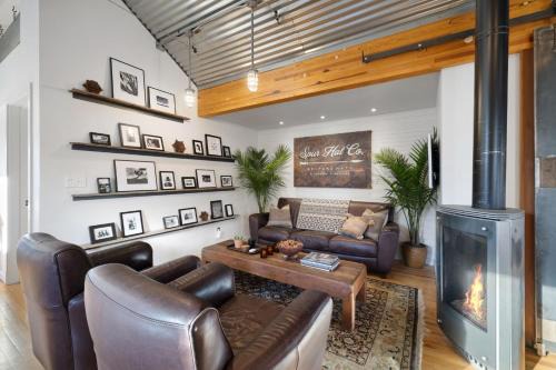 The Little Bespoke Walkable Downtown Retreat