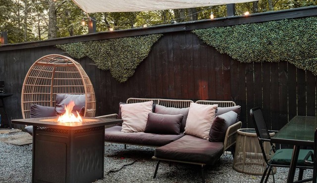 The Little Black Cottage—Stylish, Hot Tub, FirePit, Kayaks, Lake Access!