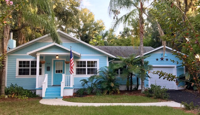 The Little Blue Bungalow, a Cozy 1940’ Schoolhouse, 5 min walk to Restaurants,