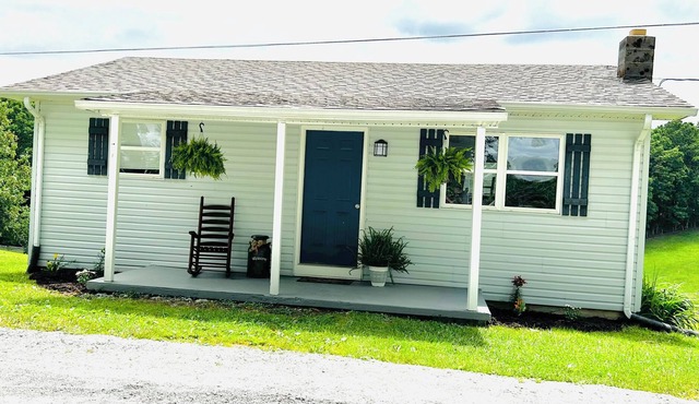 The Little Blue House is 10 minutes from AVT trails and horse back ridding!