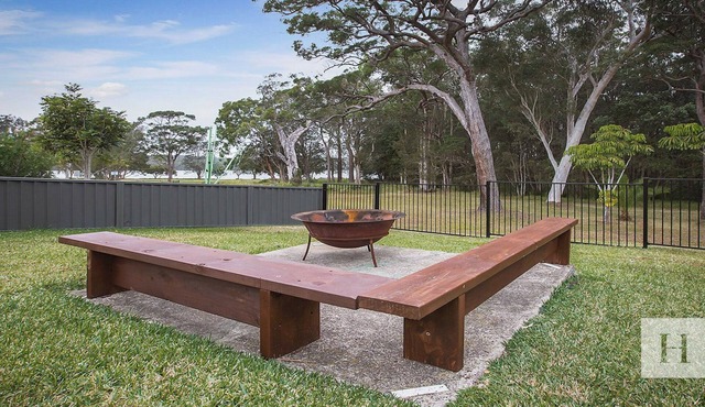 The Little Blue Lakehouse - Minutes Walk to Lake!