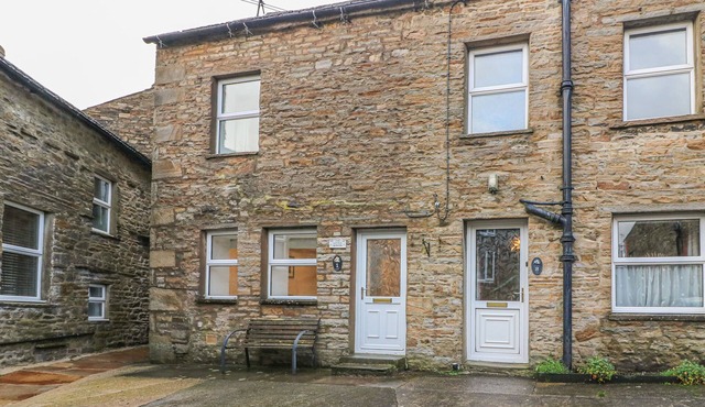 THE LITTLE BOWER, pet friendly, character holiday cottage in Hawes