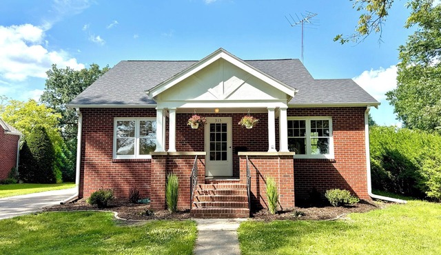 The Little Brick House - Walkable to the Square Dining & Shopping