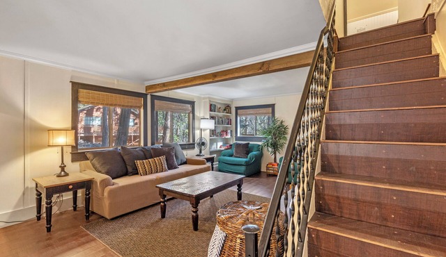 The Little Cabin - Tranquil Forest Getaway, Close to Ski Resort & Hiking Trails!