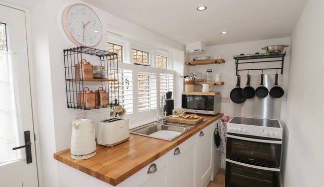 THE LITTLE COTTAGE, romantic, character holiday cottage in Swalcliffe