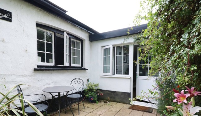 THE LITTLE DAIRY, pet friendly, character holiday cottage in Pembroke