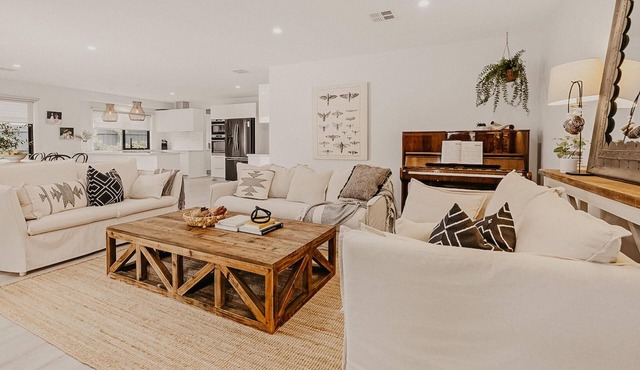 The Little Distillery - Beachside Pool Retreat