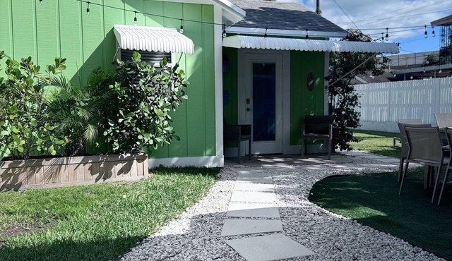 The Little Green Cottage situated in a Lush Tropical Oasis near Coconut Grove