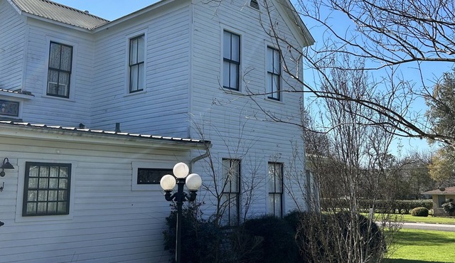 The Little House, 3 blocks to city square and 20 mins to Round Top