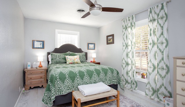 The Little House - Eclectic, Quiet, Pet Friendly Home