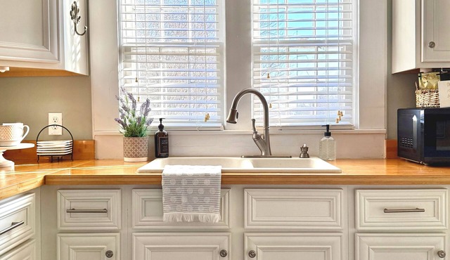 The Little House on Main. Timeless Southern Charm in the Heart of Parsons