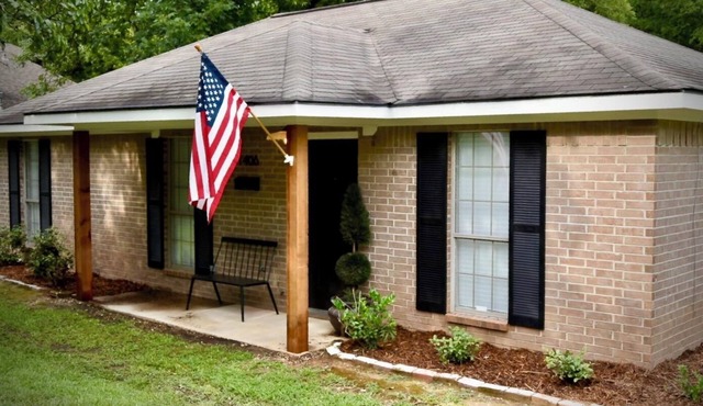 The Little House on Pecan with parking for boats or trailers
