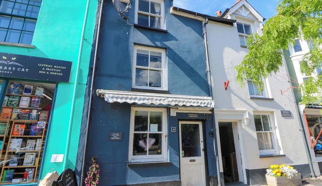 THE LITTLE LAURA ASHLEY HOUSE, pet friendly in Machynlleth