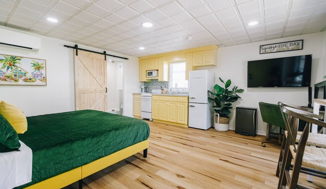 The Little Lemon Studio | King Bed | Office Space | Walk to Winthrop