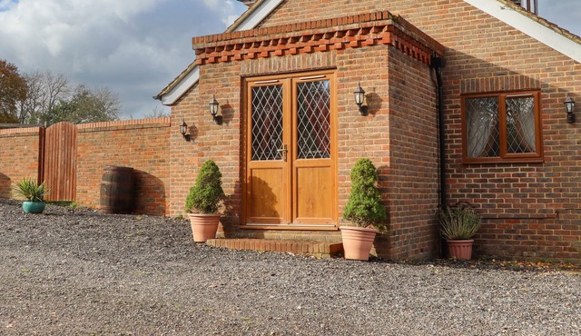 THE LITTLE LODGE, pet friendly, with a garden in Broad Oak