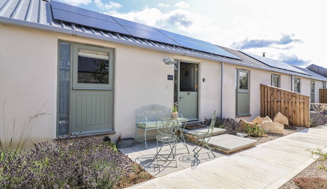 THE LITTLE LOFT, romantic, character holiday cottage in Burford