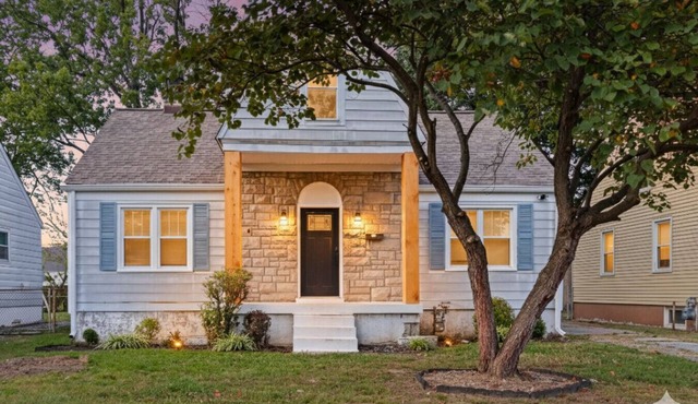 The Little Lou | 10 mins to Airport | Sleeps 13