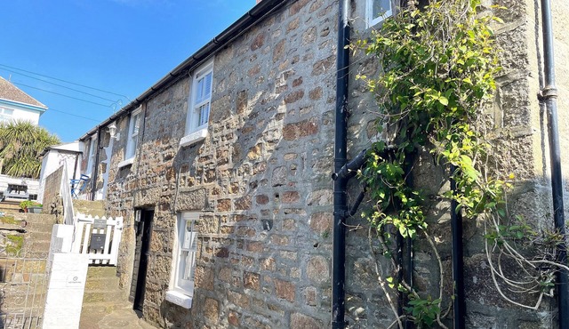 THE LITTLE NET LOFT, pet friendly, with open fire in Mousehole