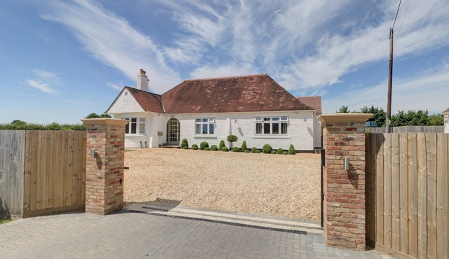 THE LITTLE PADDOCK, pet friendly, with hot tub in Malmesbury