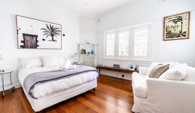 The Little Palm Prime Locale between Beach and Wharf