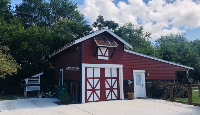 The little red barn in the city