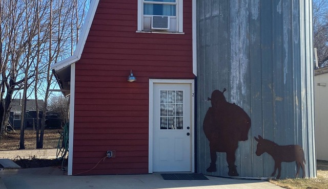 The Little Red Barn - Lakeside Tiny Home Rental -Sleeps 4 - Spiral Staircase