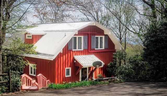 The Little Red Barn w/Spectacular Views & Less than 1 mile - Blue Ridge Parkway
