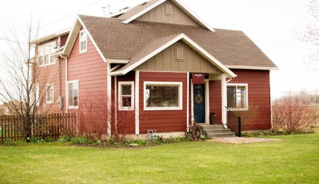 The Little Red Inn/Preschool Near Bear River Cityn