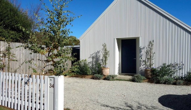 The Little Studio. Cozy and stylish! Trentham weekend couple accommodation.