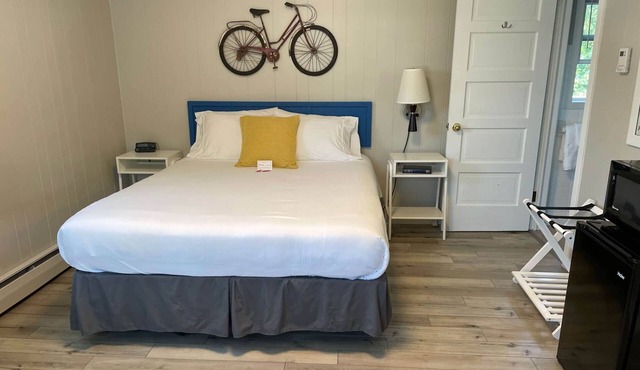 THE LITTLE VILLAGE , Queen Room 111