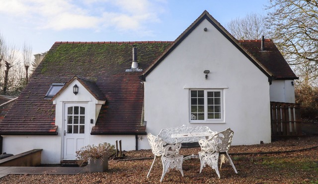 THE LITTLE WHITE COTTAGE, family friendly in Milton-Under-Wychwood