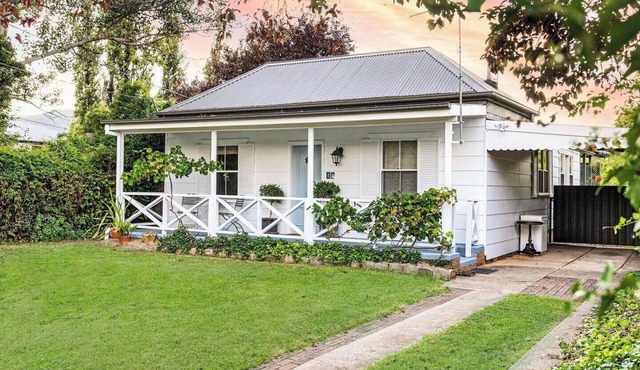 The Little White Cottage Country Elegance Near CBD