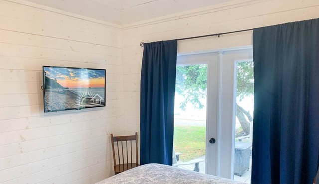 The Little White Cottage - charming waterfront cottage-steps from the Lake