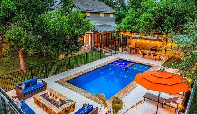 The Live Oak Haus (Sleeps 19) - 6 Bed | 6 Bath | Pool + Hot Tub + Fire Pit
