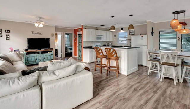 The Live Oak House is family friendly in a quiet area 2 blocks from the beach