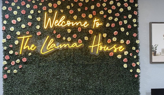 The Llama House Bentonville - Near I-49, EV Charging Station Cyclists Retreat