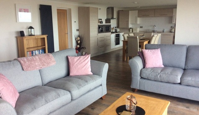 The Lobster Pot. Fabulous 2 bedroom Apartment overlooking the Beach/Green