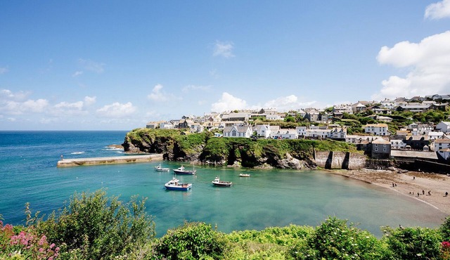 The Lobster Pot, Port Isaac - with parking & sea glimpse - 200m from harbour