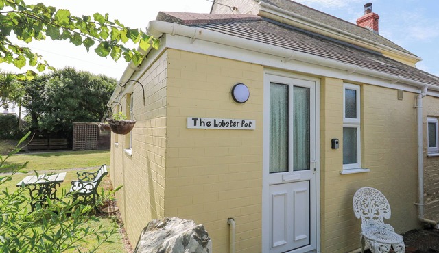 THE LOBSTER POT, romantic, country holiday cottage in The Lizard