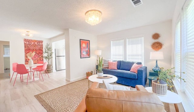 The Local Giraffe ~ w/firepit, convenient locatio