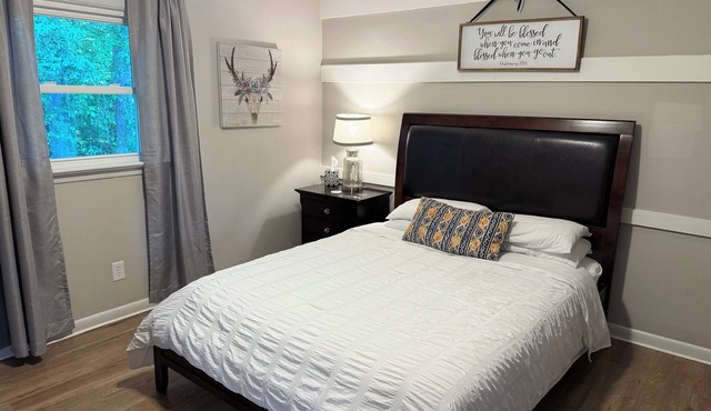 The Local Yokel | Cozy 1 BR Apartment + Wi-Fi & Parking