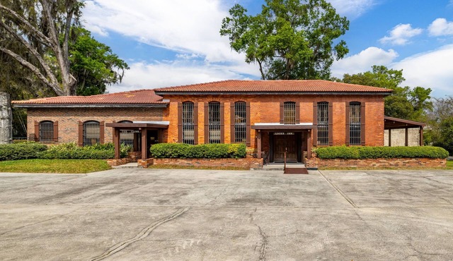 The Locke Inn Suites - Stay in Dade City's historic former jailhouse!