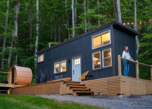 The Locust - Cozy, Peaceful Hideout, Sauna, Hiking, and Great Food