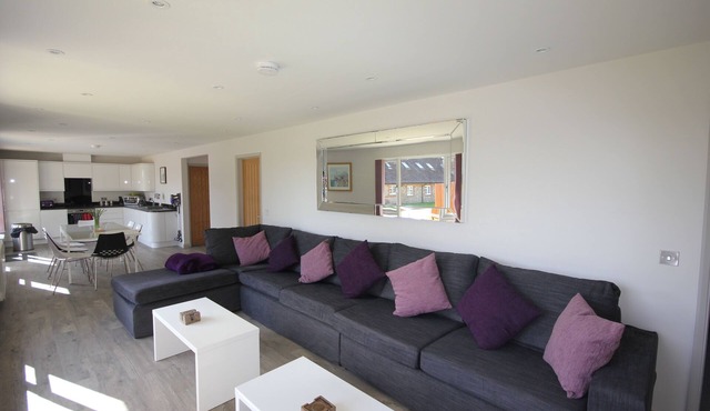 The Lodge At Flintstone Cottages Near Chichester and Goodwood Sleeps 6/8